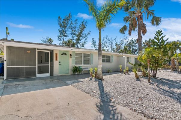 Backyard, Exterior, Facade, Ranch