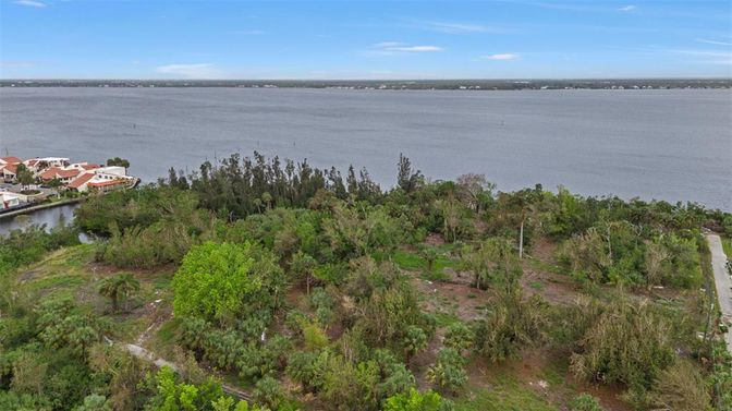 Exterior, Lake