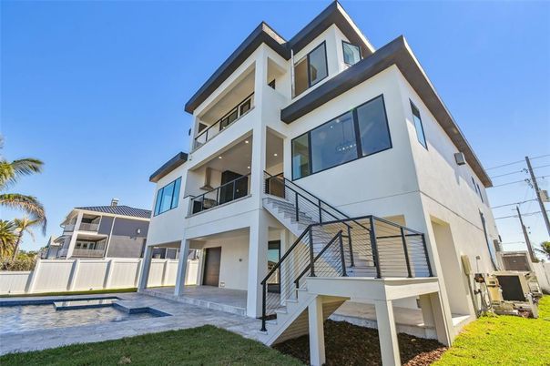Exterior, Facade, Pool, Modern