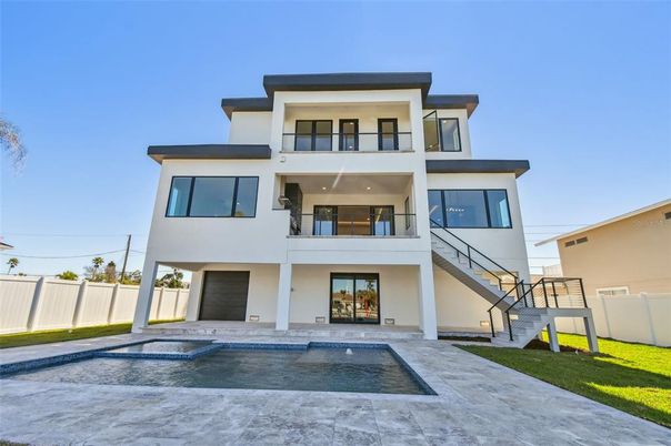 Backyard, Exterior, Facade, Pool, Modern