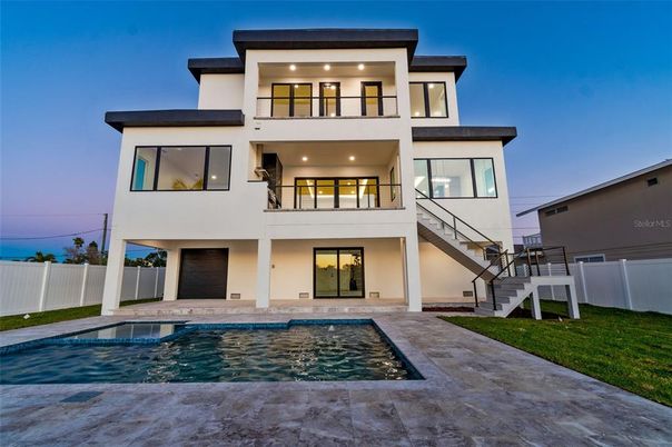 Backyard, Exterior, Facade, Pool, Modern