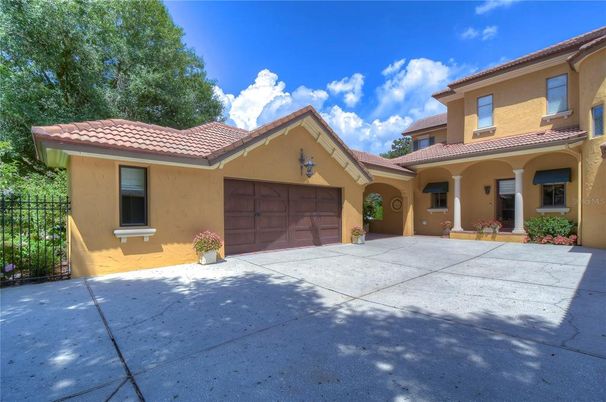 Attached, Exterior, Facade, Mediterranean