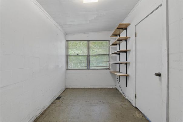 Empty room, Interior
