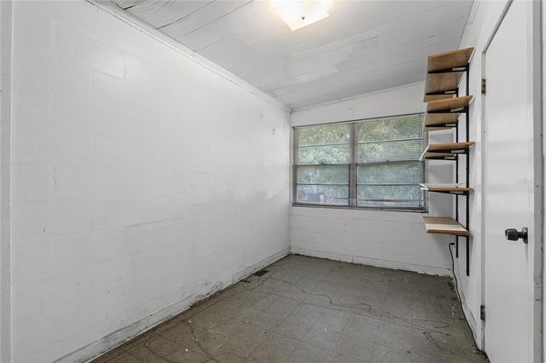 Empty room, Interior