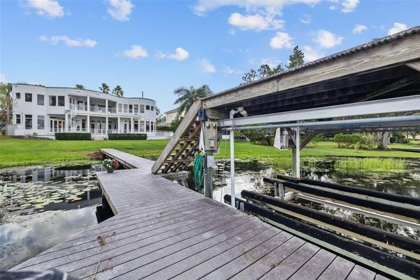 Exterior, Lake