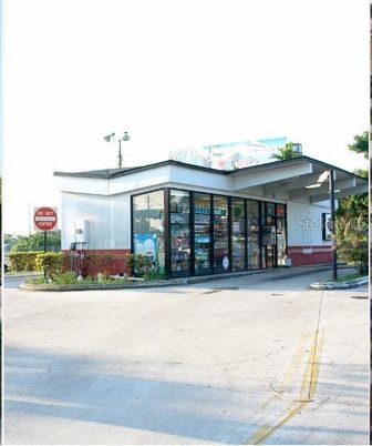Exterior, Facade, Modern