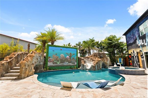 Exterior, Pool