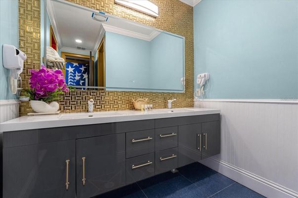 Bathroom, Dual Sink Vanities, Interior, Recessed Lighting