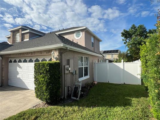 Attached, Exterior, Facade, American Craftsman