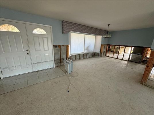 Empty room, Interior
