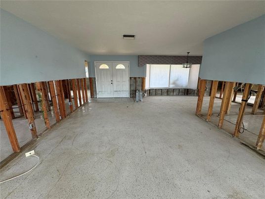 Empty room, Interior