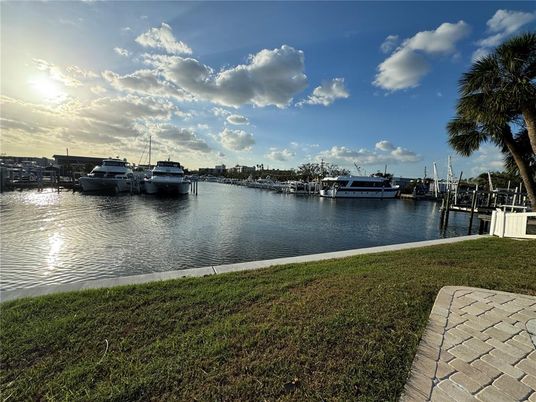 Exterior, Lake