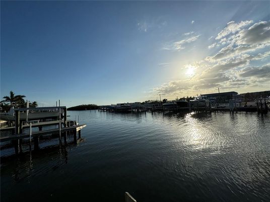 Exterior, Lake