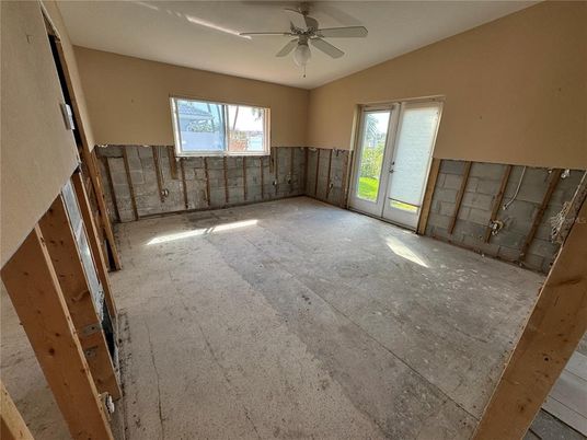 Empty room, Interior