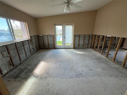 Empty room, Interior
