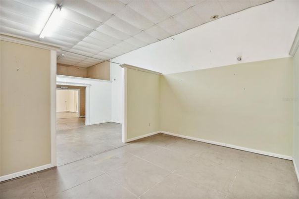 Empty room, Interior