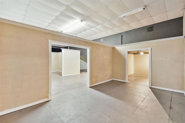 Empty room, Interior