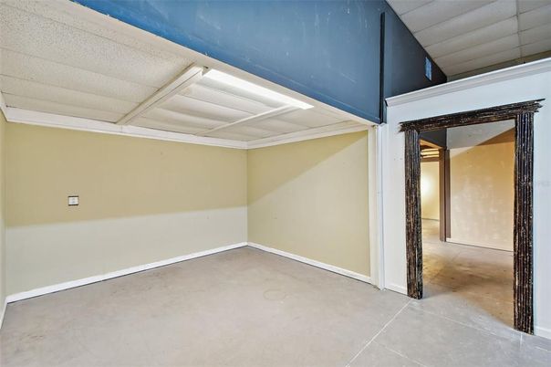 Empty room, Interior