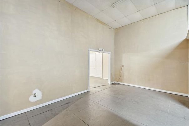 Empty room, Interior