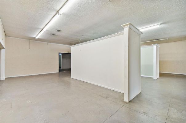 Empty room, Interior