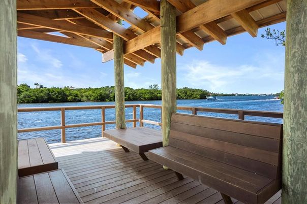 Exterior, Lake