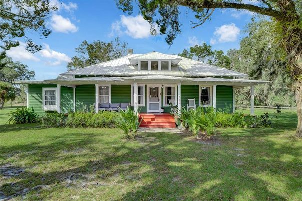 Backyard, Exterior, Facade, Ranch