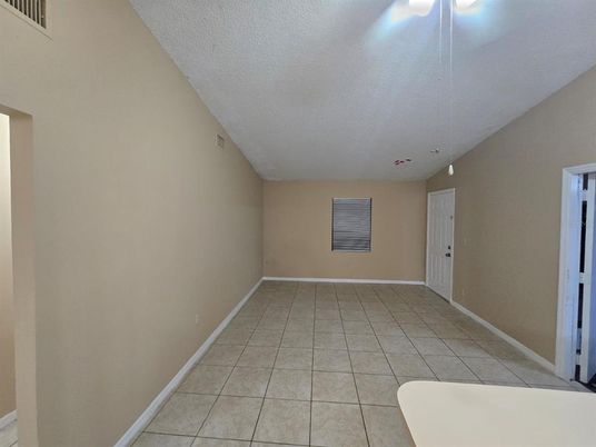 Empty room, Interior