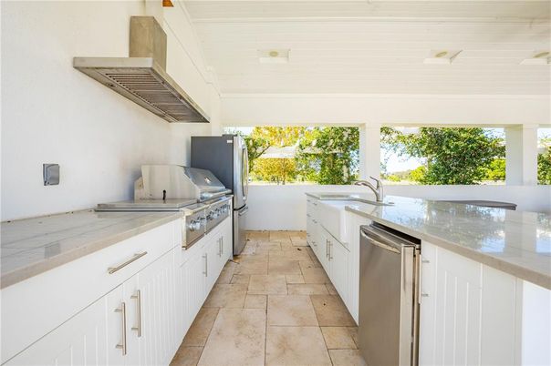 Exterior, Kitchen, Stainless Steel Appliances