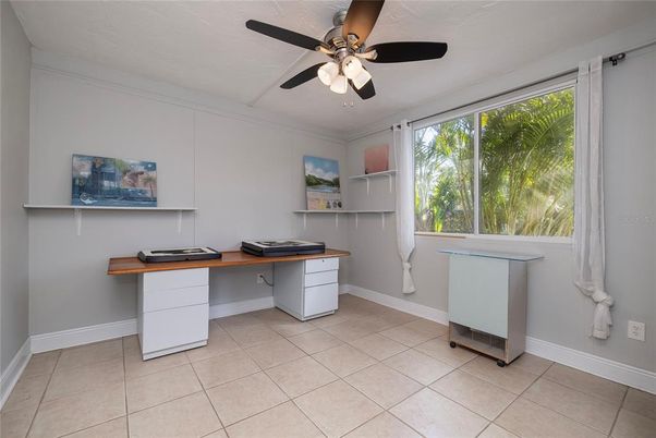Home Office, Interior