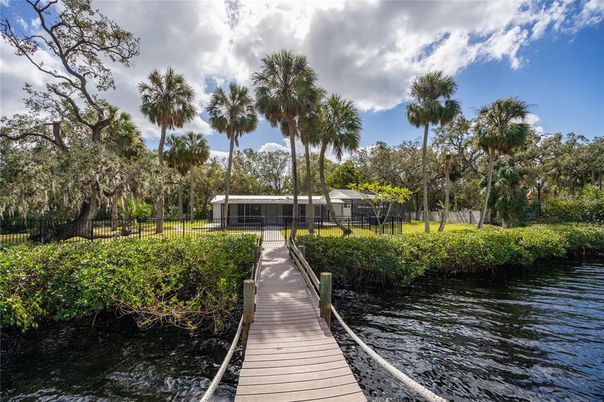 Exterior, Lake