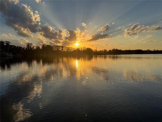 Exterior, Lake