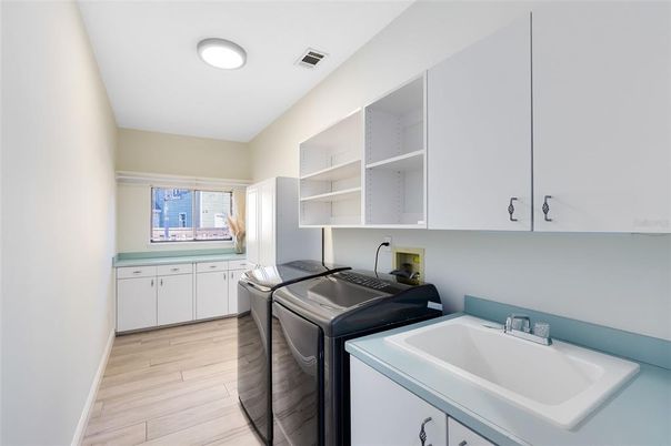 Interior, Recessed Lighting, Washer, Wood Texture Flooring