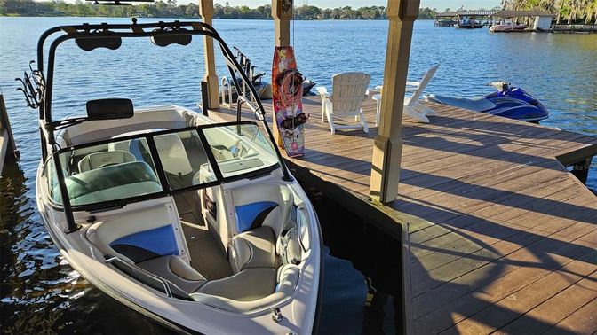 Exterior, Lake