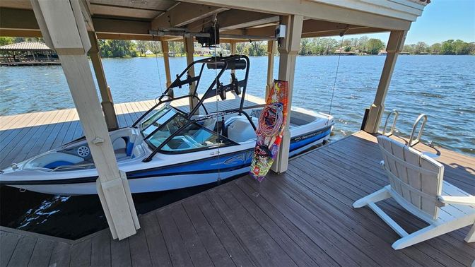 Exterior, Lake