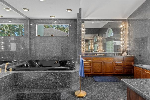 Bathroom, Dual Sink Vanities, Interior, Recessed Lighting