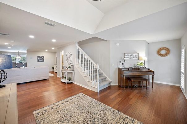 Interior, Living room, Pendant Lights, Piano, Recessed Lighting, Wood Texture Flooring