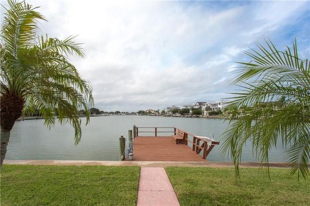 Exterior, Lake