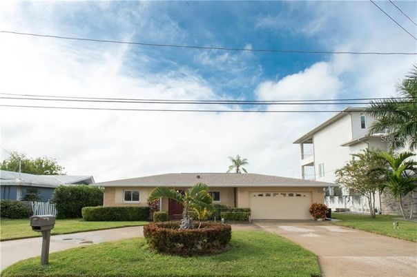 Attached, Exterior, Facade, Ranch