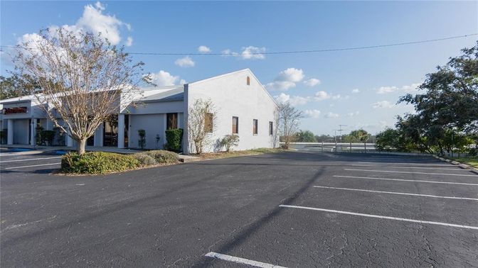 Exterior, Facade, Modern