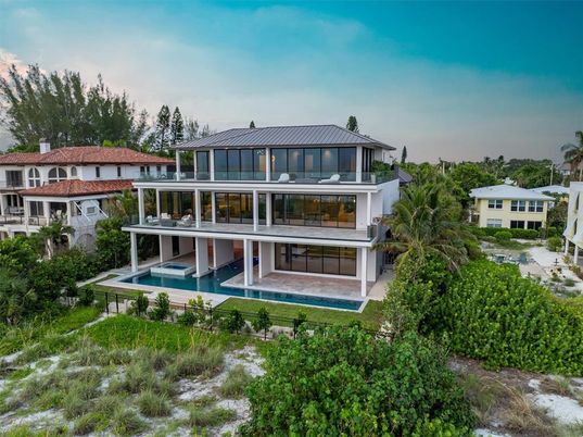 Backyard, Exterior, Facade, Pool, Modern