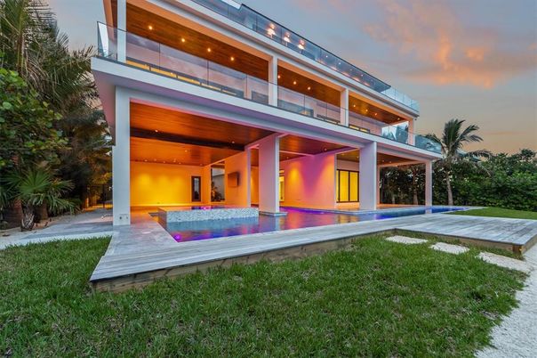 Backyard, Exterior, Facade, Pool, Modern