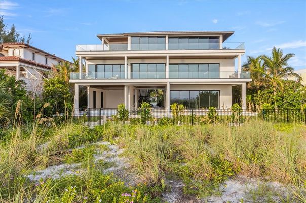 Backyard, Exterior, Facade, Modern