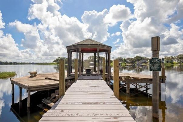 Exterior, Lake