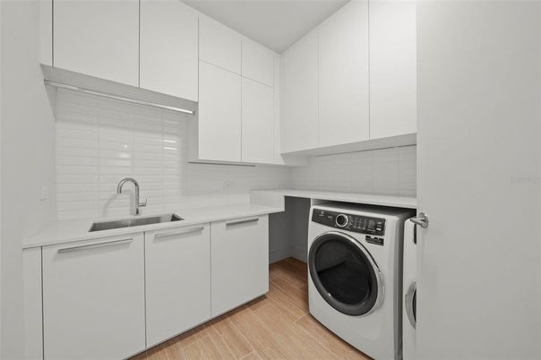 Interior, Washer, Wood Texture Flooring