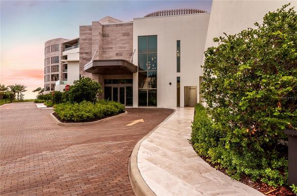 Exterior, Facade, Modern