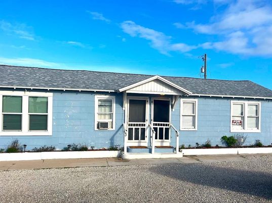 Exterior, Facade, Ranch