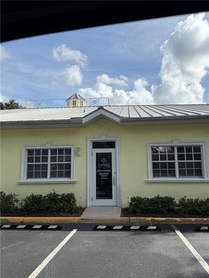 Exterior, Facade, Ranch