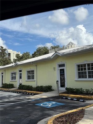 Exterior, Facade, Ranch