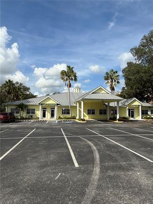 Exterior, Facade, Ranch
