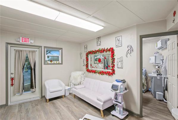 Interior, Washer, Wood Texture Flooring